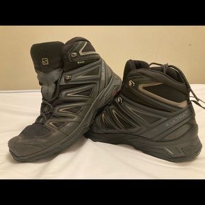 Selling a pair of Salomon boots. Used twice. Lightly used